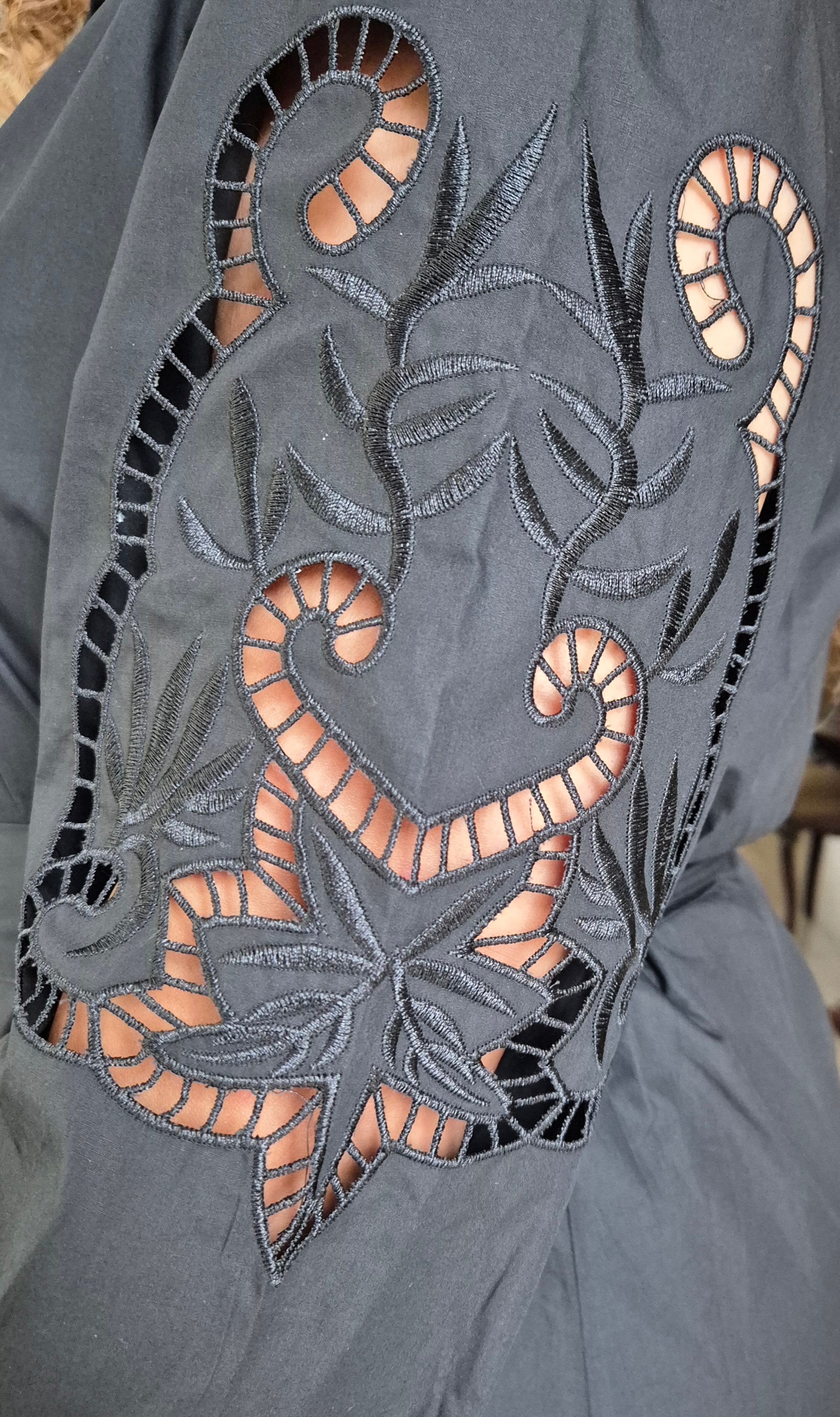 Klassieke jurk met opengewerkte details