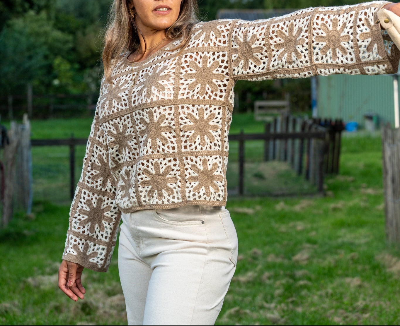 Crochet Flower trui beige
