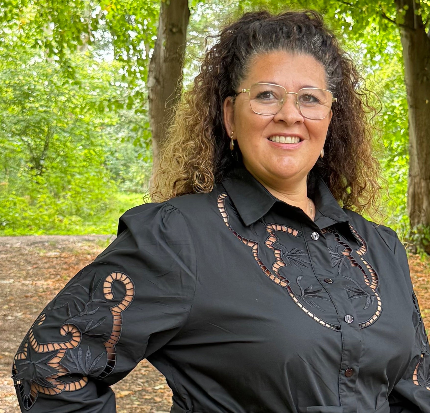 Klassieke jurk met opengewerkte details