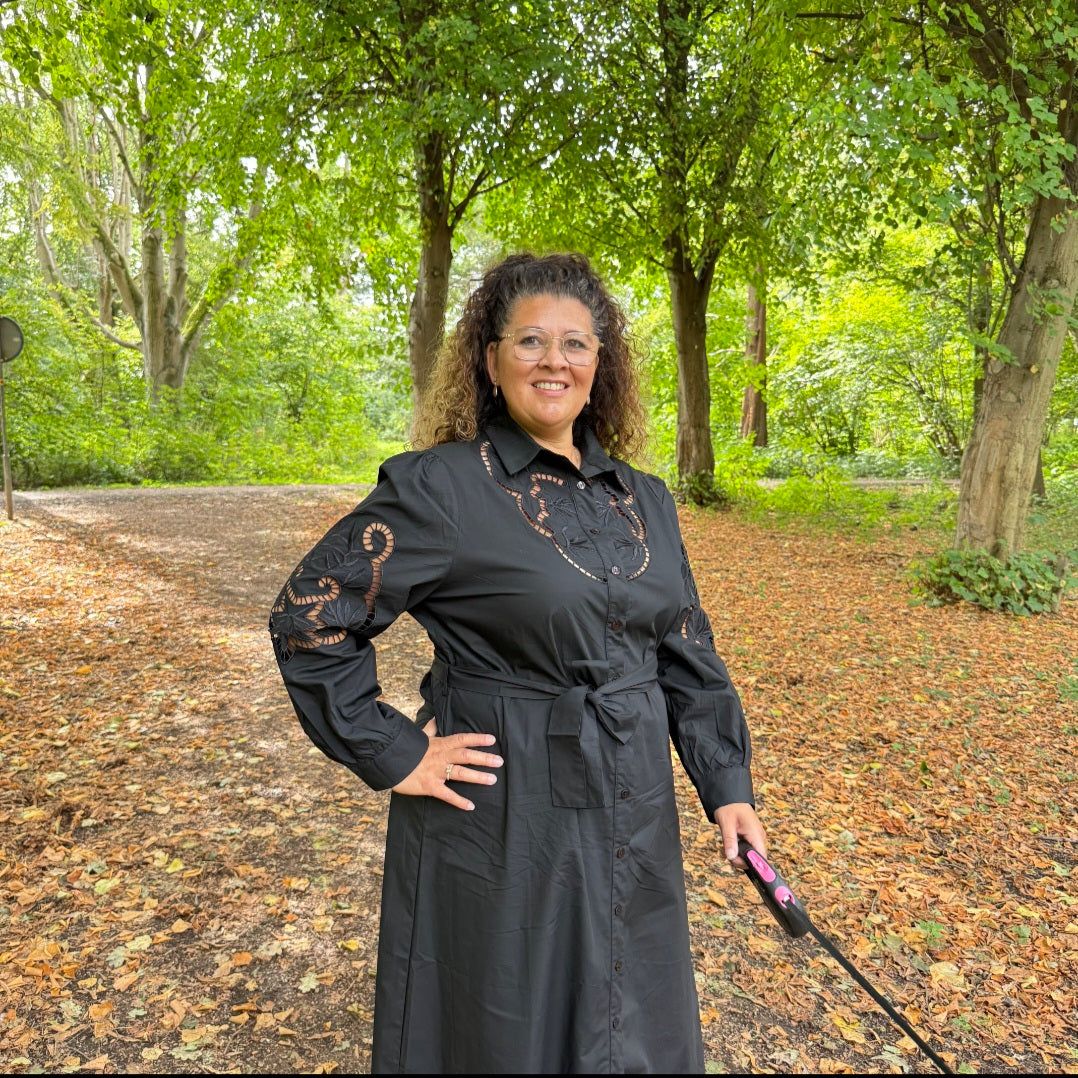 Klassieke jurk met opengewerkte details