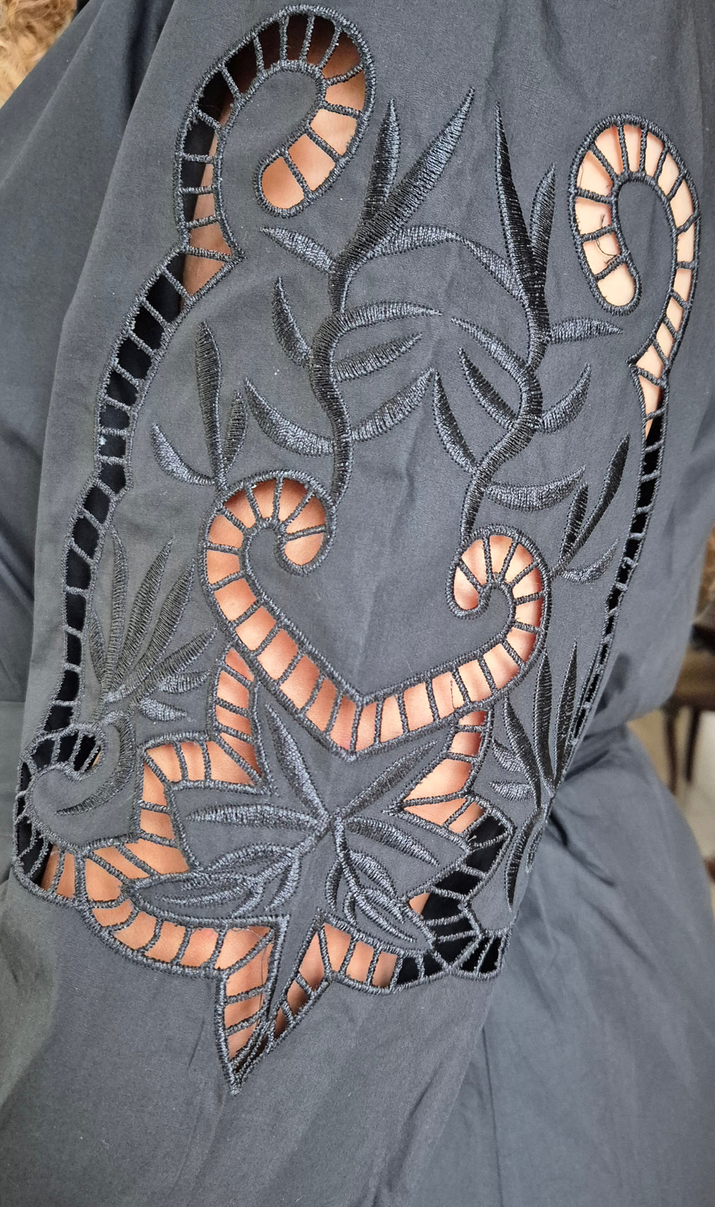 Klassieke jurk met opengewerkte details