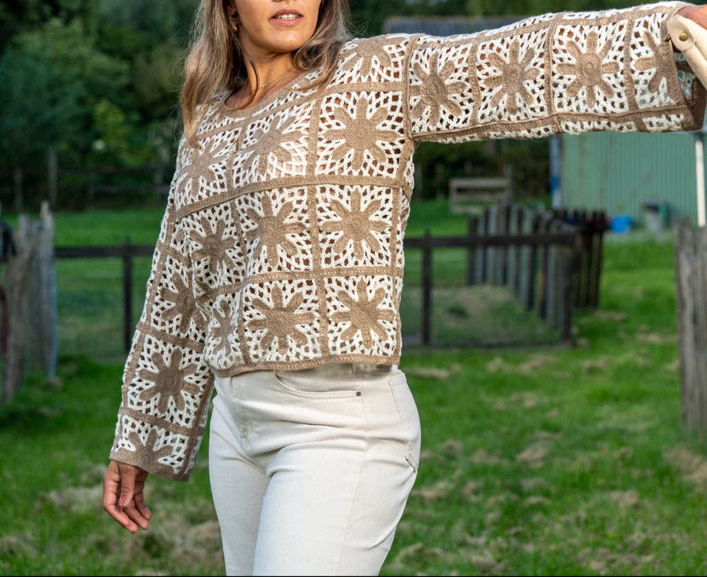Crochet Flower trui beige