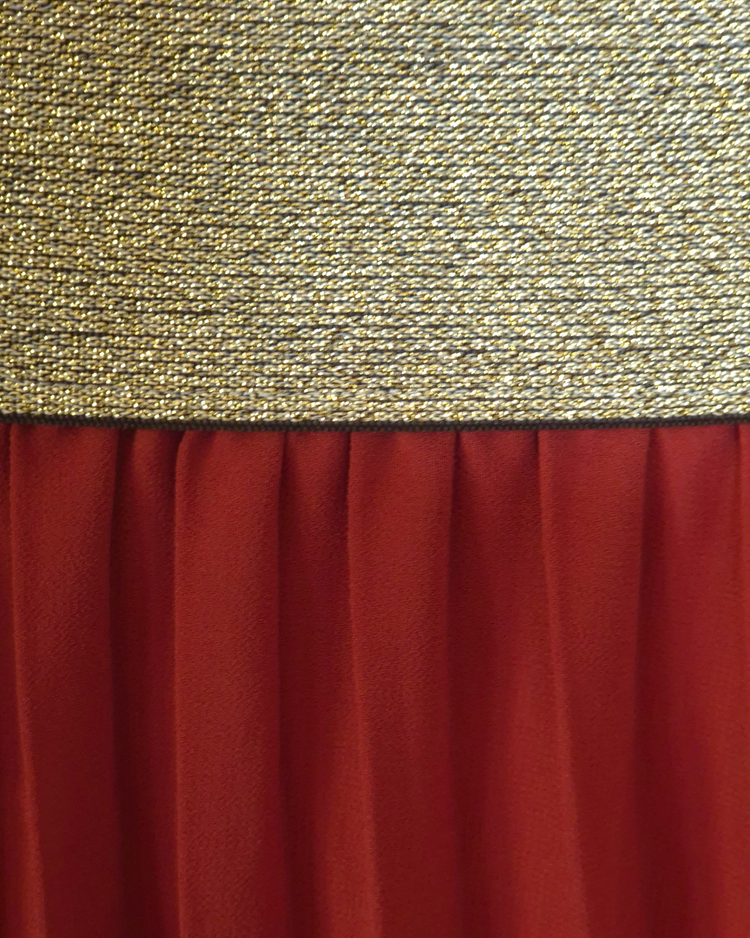 Plissé rok met gouden tailleband