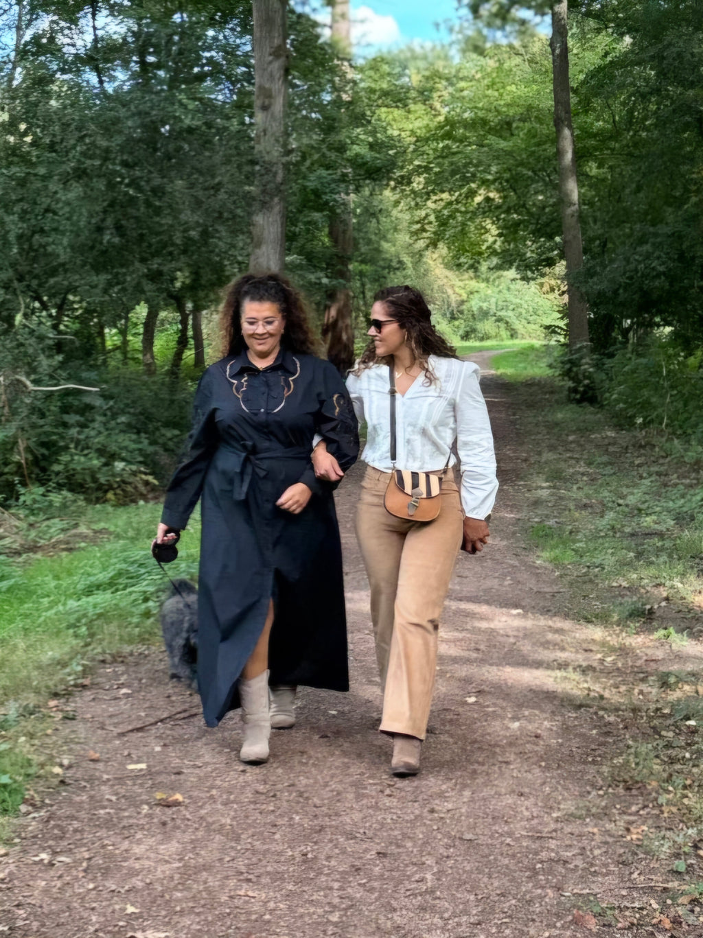 Klassieke jurk met opengewerkte details